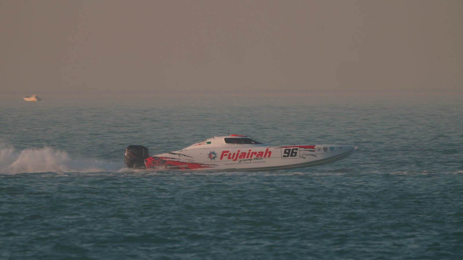 High-velocity finale showdown for UIM XCAT World Kuwait GP, video 