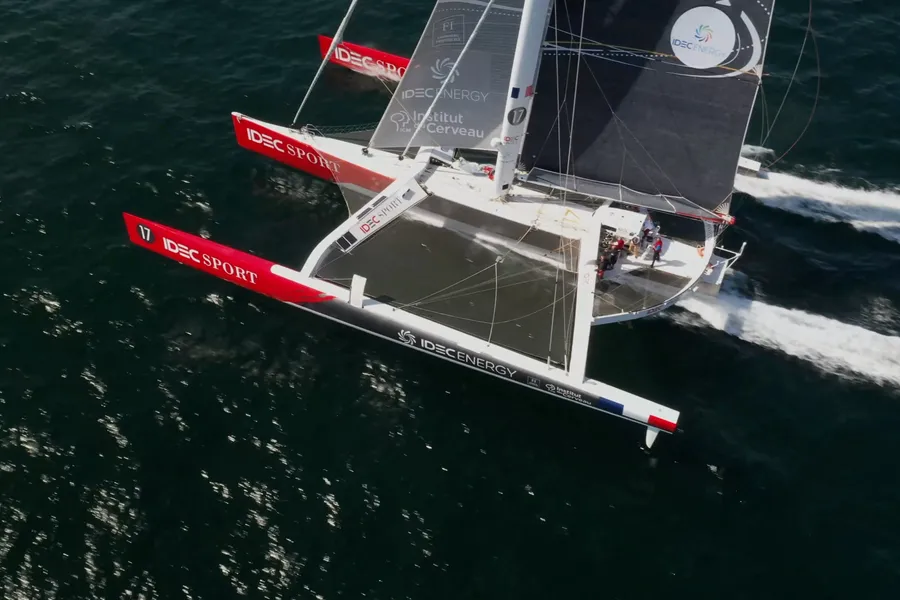 Francis Joyon and the maxi-trimaran IDEC SPORT back on the Discovery Route