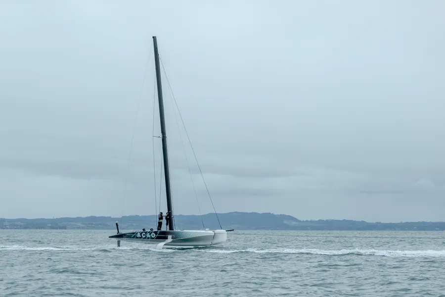 Emirates Team New Zealand suffer damage to the bow of their AC40, video