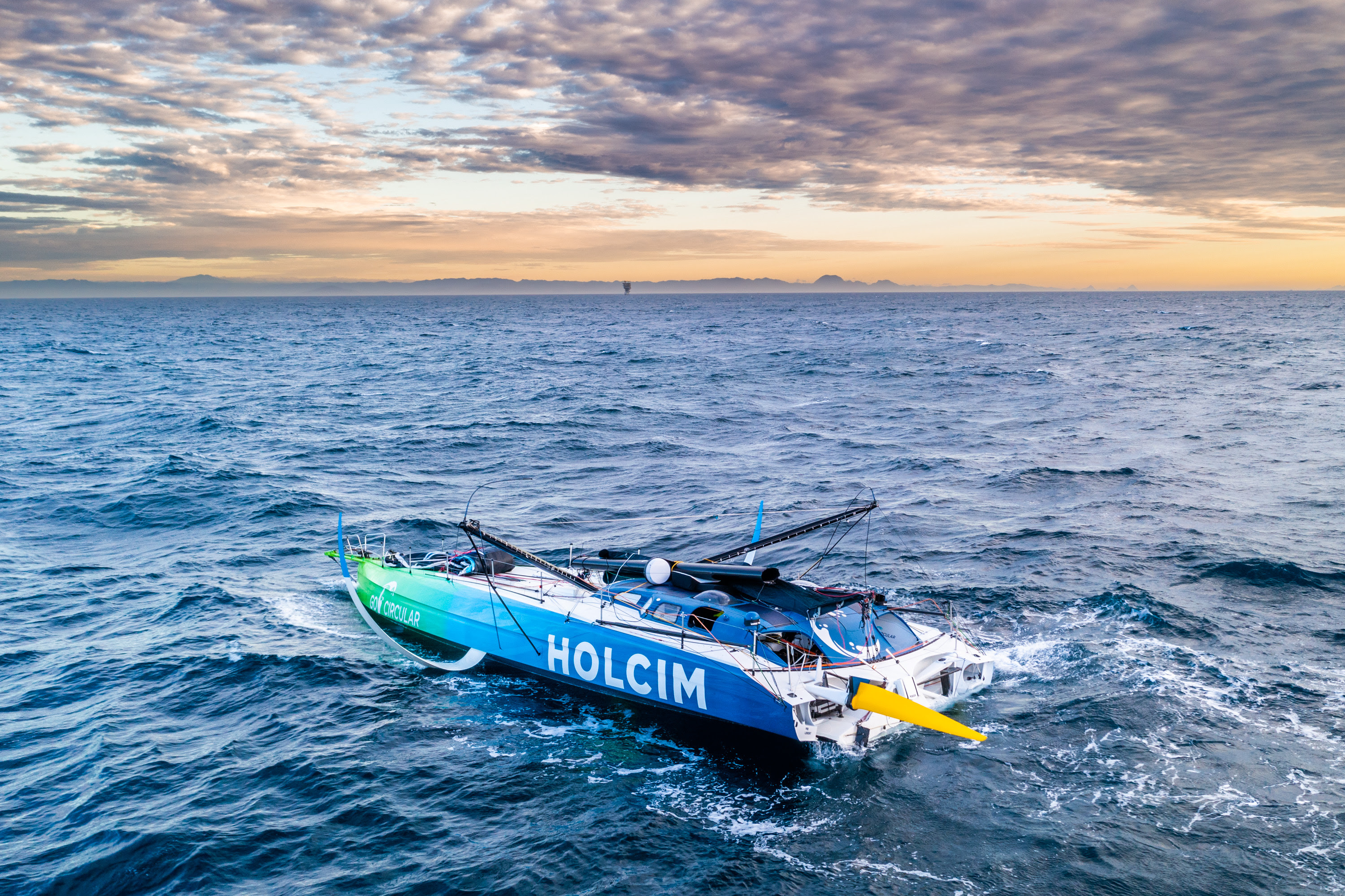 Team Holcim-PRB work on plan after dismasting; video